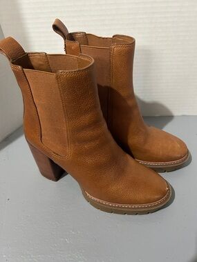 Tory Burch Carson Lug Tan Leather Block Heel Chelsea Boots, Size 9